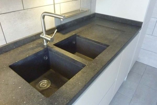 piano in pietra con lavello incassato