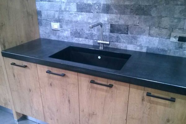 piano cucina in cemento con lavello a incasso
