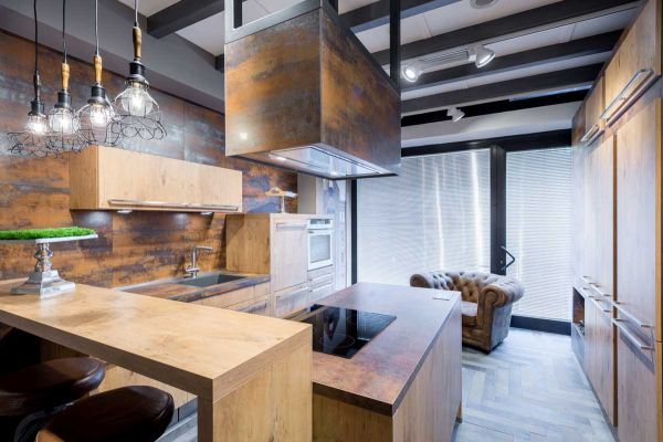 cucina con piano e rivestimenti in gres